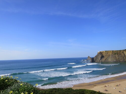 DomusIberica Burgau, 2 bedroom house with A/C, private pool, walk to the beach!