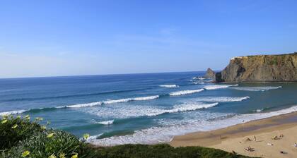 DomusIberica Burgau, 2 bedroom house with A/C, private pool, walk to the beach!