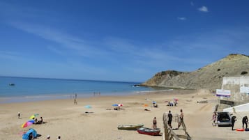 Plage à proximité, chaises longues, serviettes de plage