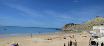 DomusIberica Burgau, 2 bedroom house with A/C, private pool, walk to the beach!
