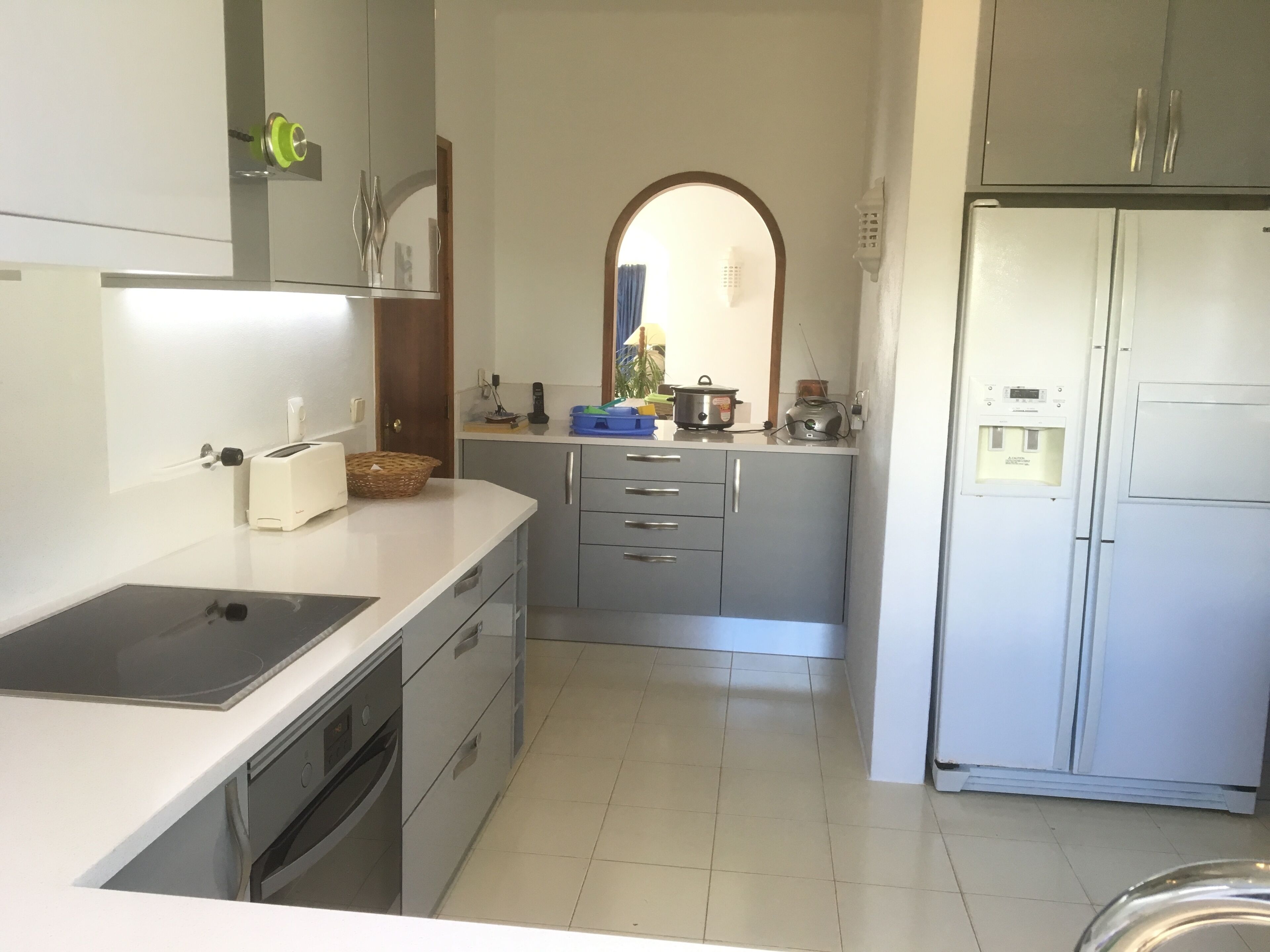 Eine moderne Küche mit Backofen, Kühlschrank und Mikrowelle.