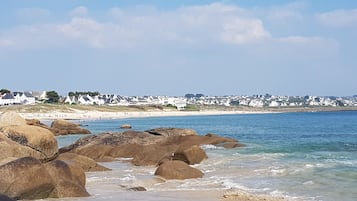 Plage à proximité, chaises longues