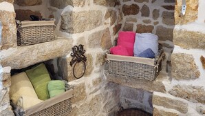 A stone-walled corner with three wicker baskets containing folded towels in various colors. - House / Villa - Plogoff (Plogoff)