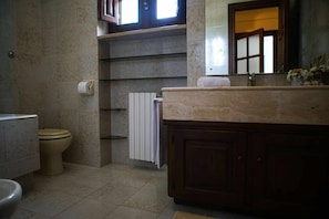 Séchoir à cheveux, serviettes fournies