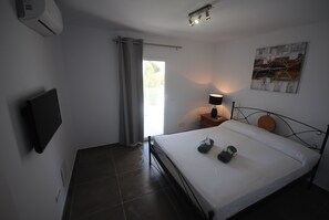 3 dormitorios, tabla de planchar con plancha, cuna de viaje