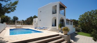 Modern Villa, Private Pool, close to the Beach & San Antonio Bay