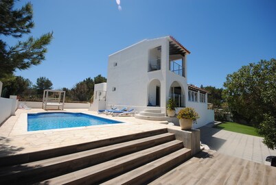 Modern Villa, Private Pool, close to the Beach & San Antonio Bay