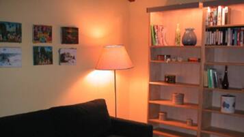 Fernseher, Kamin, Bücher