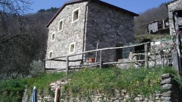 A stone building with a wooden fence, surrounded by greenery and a clear sky. - mansion - Riccò del Golfo (Riccò del Golfo)