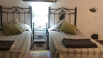 2 chambres, coffres-forts dans les chambres, fer et planche Ă repasser