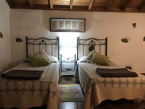 2 chambres, coffres-forts dans les chambres, fer et planche à repasser