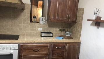 Een koelkast, een magnetron, een oven, een kookplaat