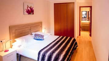 3 bedrooms, travel cot, WiFi, bed sheets