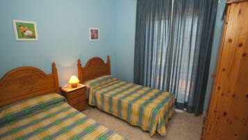 4 bedrooms, iron/ironing board, WiFi, bed sheets