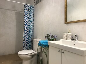 Combined shower/tub, hair dryer, towels, soap - VILLA BUDA BEGUR
House with private pool, sea view & walking distance to Sa Tuna (Begur)