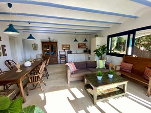 TV, fireplace, books - VILLA BUDA BEGUR
House with private pool, sea view & walking distance to Sa Tuna (Begur)