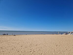 A wide sandy beach with a clear blue sky. - House 50m from the beaches, 2 bedrooms with private heated pool (Angoulins)