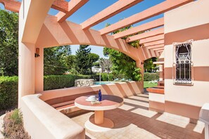 Outdoor dining - 5 En-Suite Beds., close to centre, free A/C & WiFi (Vilamoura)
