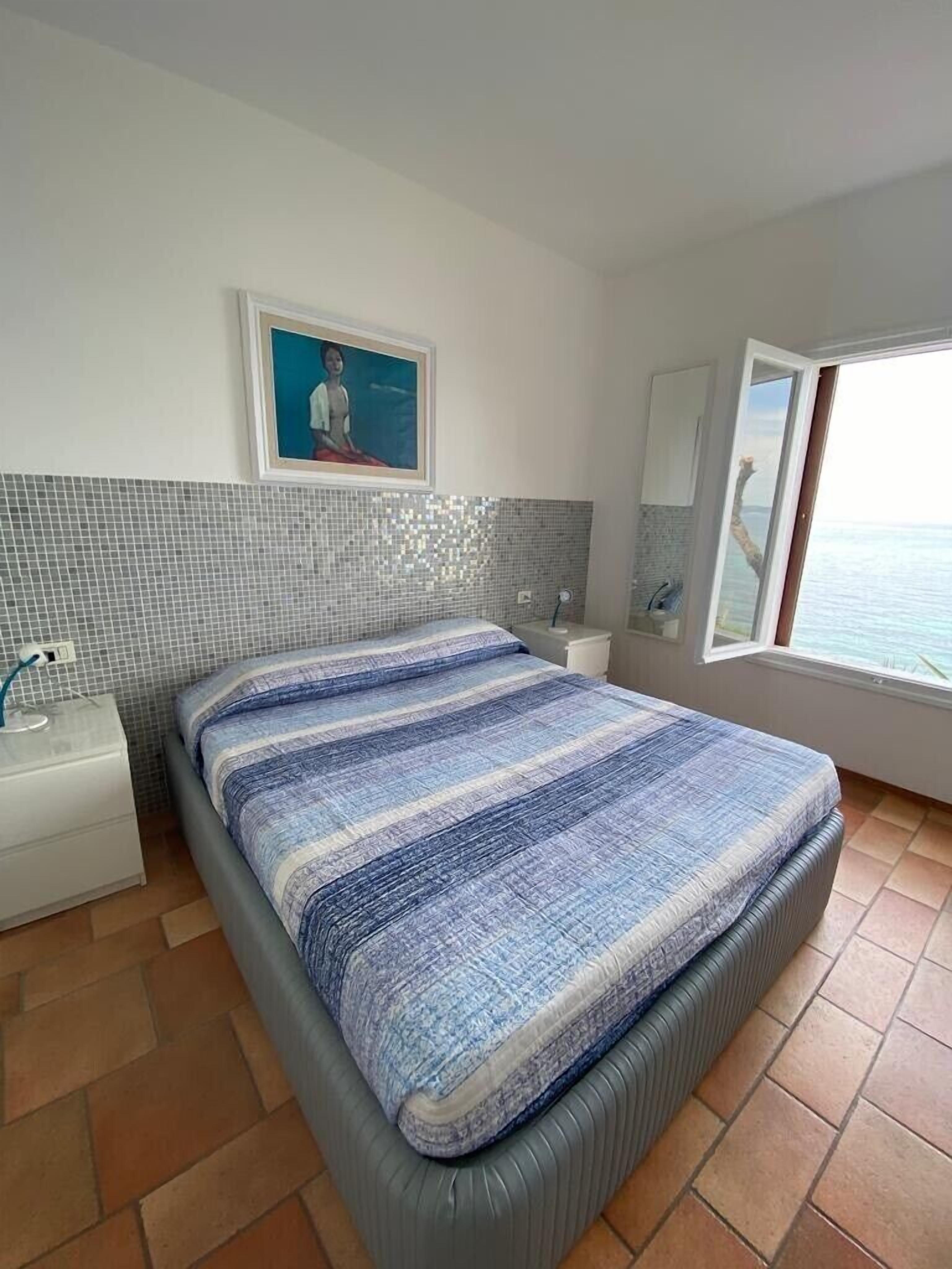 3 bedrooms, in-room safe, iron/ironing board, travel cot