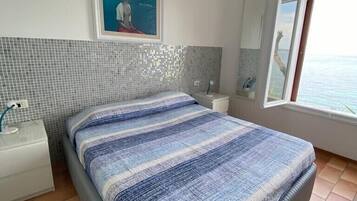 3 bedrooms, in-room safe, iron/ironing board, travel cot