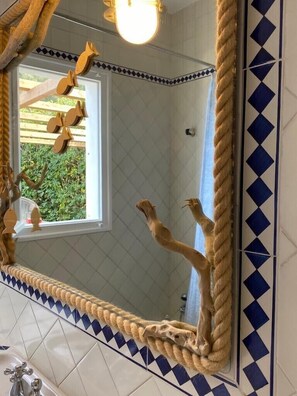 Tina con regadera, secadora de cabello, bidet, jabón 