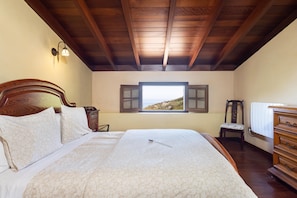 3 slaapkamers, een strijkplank/strijkijzer, reisbedje, gratis wifi