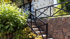 A stone staircase leading to a building with a white facade and multiple windows. - El Nogal House, La Orotava (La Orotava)