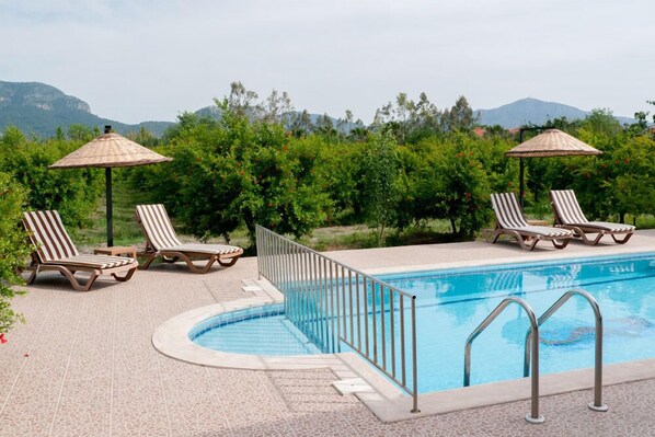 สระว่ายน้ำกลางแจ้ง, ร่มริมสระว่ายน้ำ, เก้าอี้อาบแดดริมสระ