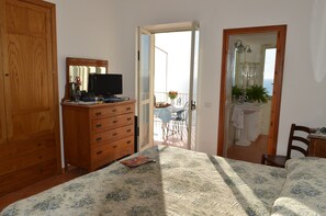 2 habitaciones, tabla de planchar con plancha y cuna de viaje