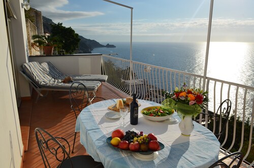 Bright and spacious apartment where you can enjoy peace and beautiful sea views