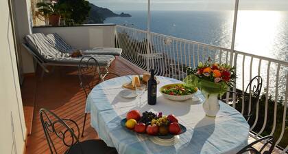 Bright and spacious apartment where you can enjoy peace and beautiful sea views