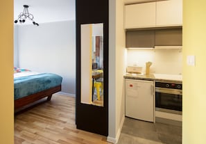 Lägenhet - 1 dubbelsäng med bäddsoffa - utsikt mot staden | Skrivbord, strykjärn/strykbräda, barnsängar och resesäng