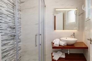 Dusche, Haartrockner, Handtücher