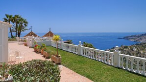 A coastal property with a terrace, outdoor seating, and a view of the sea. - Lovely 3 bedroom villa with private pool and lovely views (Almuñecar)