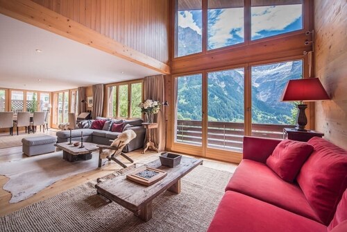 Cozy free standing Chalet with garden and amazing mountain views