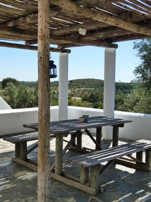 Outdoor dining - Country Cottage / Gite - Santa Susana (Santa Susana)