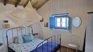 2 quartos, ferros/tábuas de passar roupa, berço de viagem, roupa de cama