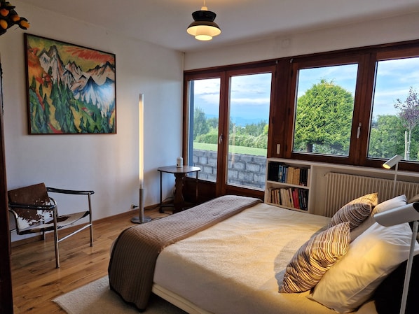 8 bedrooms, desk, iron/ironing board, travel crib