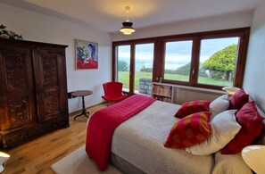 8 slaapkamers, een bureau, een strijkplank/strijkijzer, reisbedje