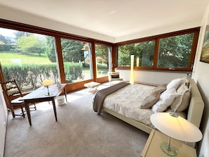 8 bedrooms, desk, iron/ironing board, travel cot