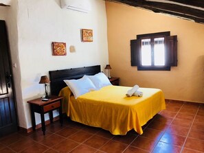 5 bedrooms, iron/ironing board, WiFi, bed sheets