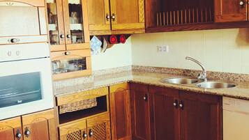 Een koelkast, een magnetron, een oven, een kookplaat