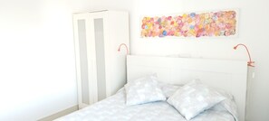 3 chambres, fer et planche à repasser, lit de bébé portatif