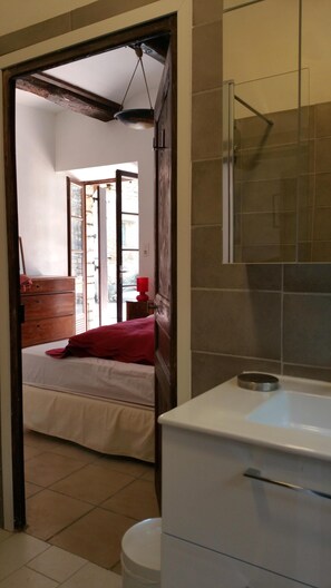 6 habitaciones, tabla de planchar con plancha y wifi gratis 