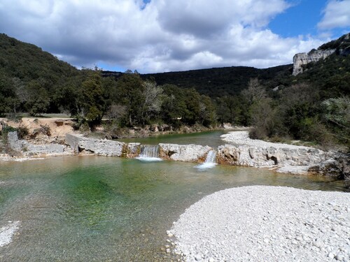 Maison ardéchoise du 18èS restaurée, avec vaste patio et jardin clos arboré. 