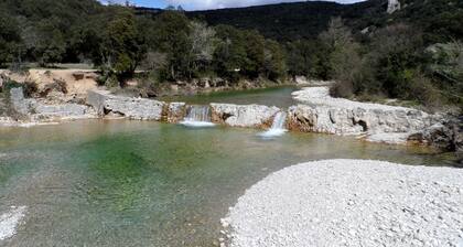 Maison ardéchoise du 18ÚS restaurée, avec vaste patio et jardin clos arboré.