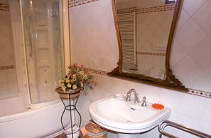 Een douche, een haardroger, een bidet, handdoeken