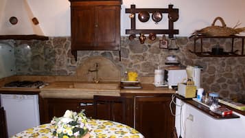 Frigorifero, microonde, piano cottura, lavastoviglie