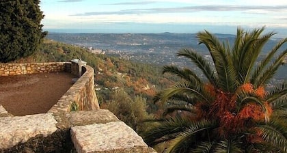 Mas provençal sous le joli village de Cabris