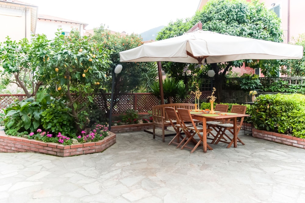 Renata Holiday Home - Holidays & Tourism in La Spezia<br><br>Ampio giardino esterno